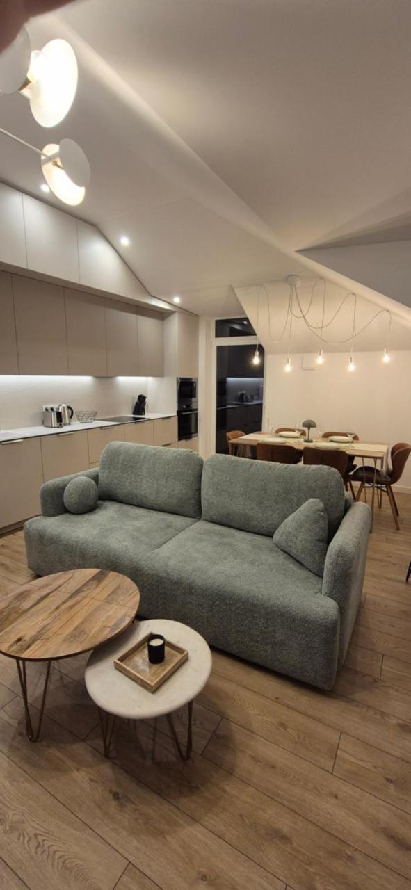 Top Floor, Spacious Apartment W-Balcony & Garage I Cohost (Adults Only) 1