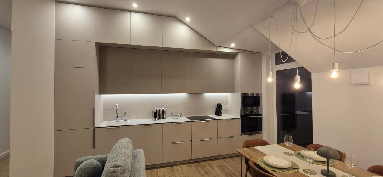 Top Floor, Spacious Apartment W-Balcony & Garage I Cohost (Adults Only) 2