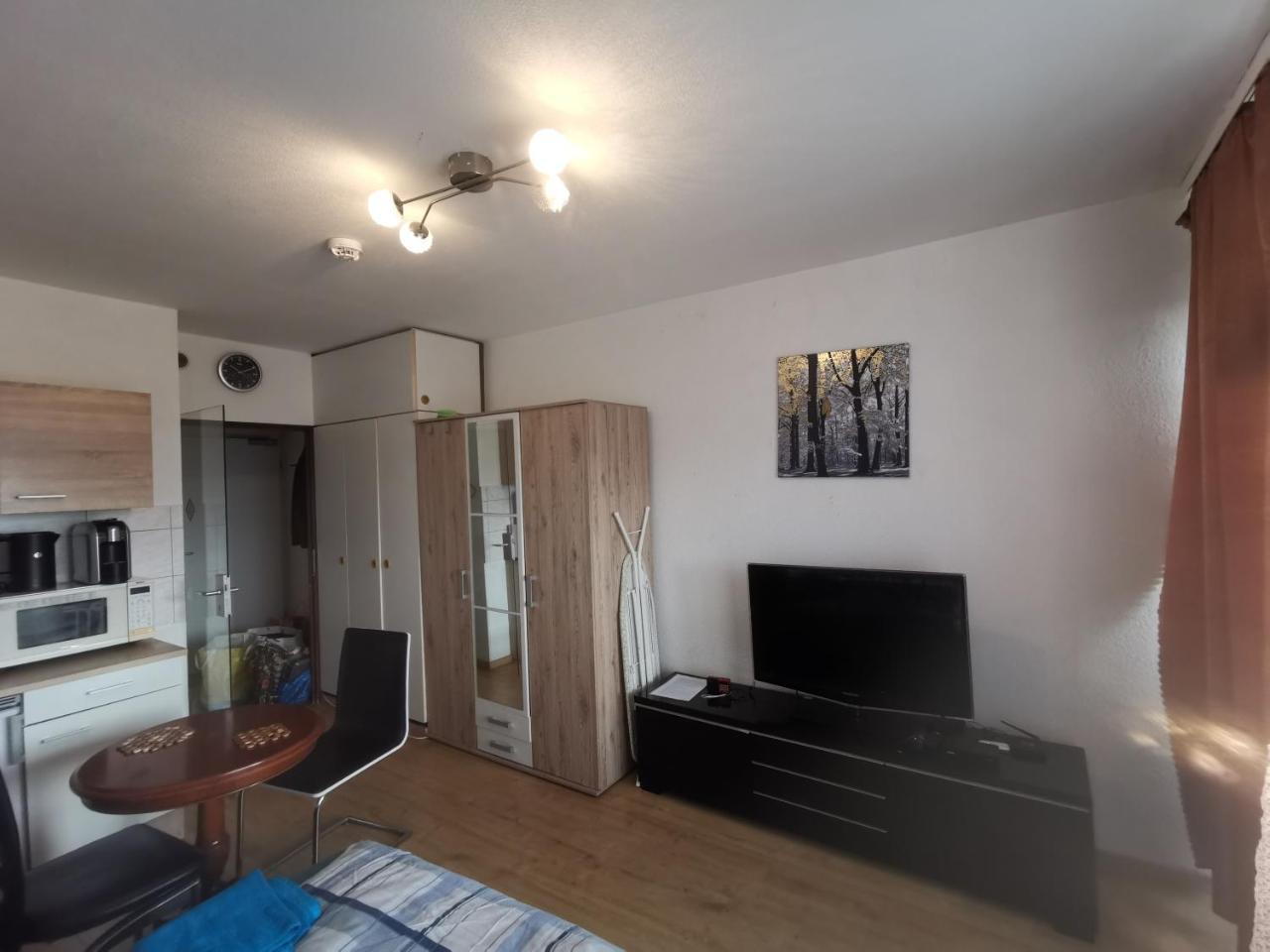 1-Zi Apartment Nahe U-Bahn U-3, Balkon, Garage