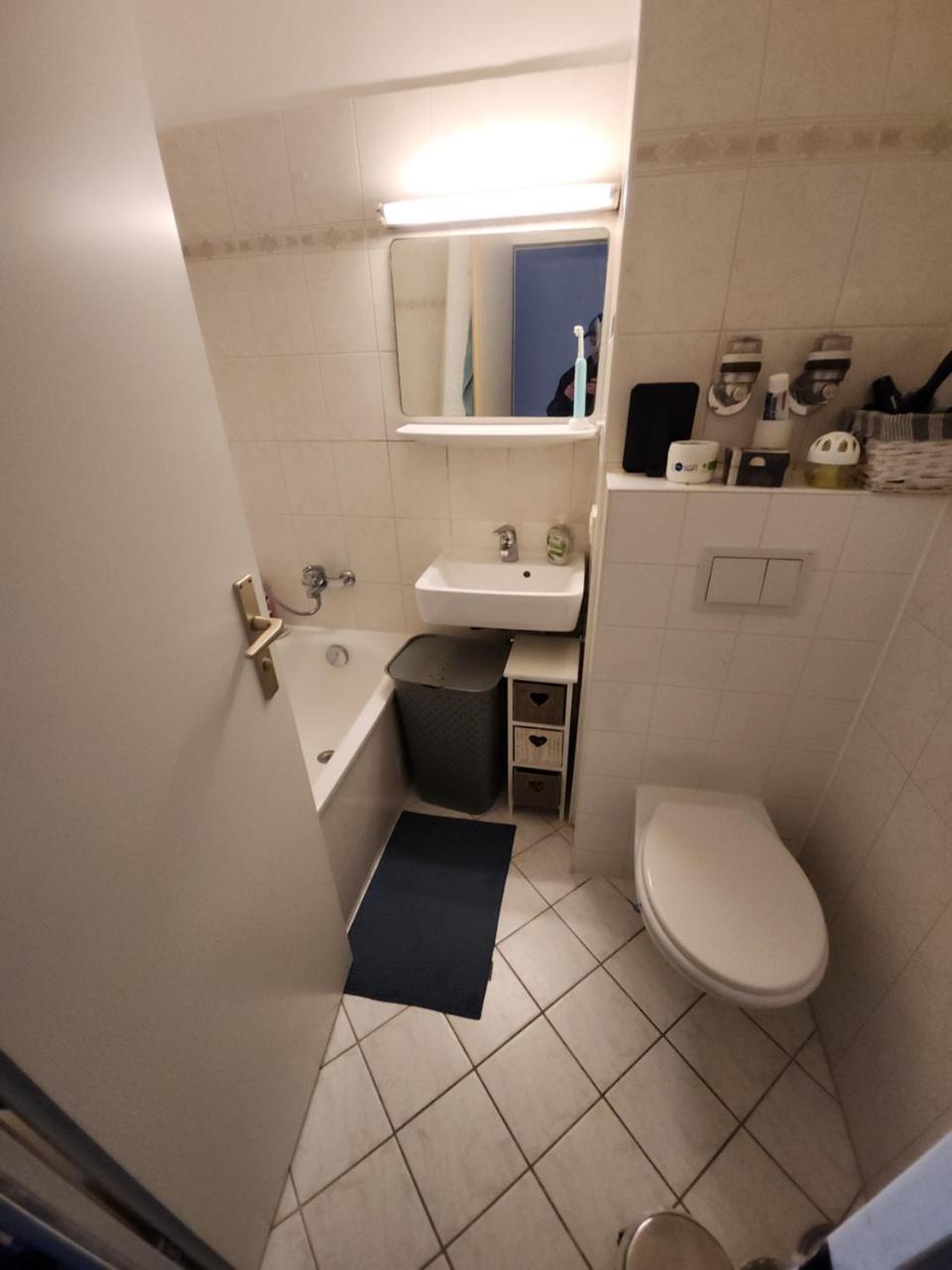 1-Zi Apartment Nahe U-Bahn U-3, Balkon, Garage 1