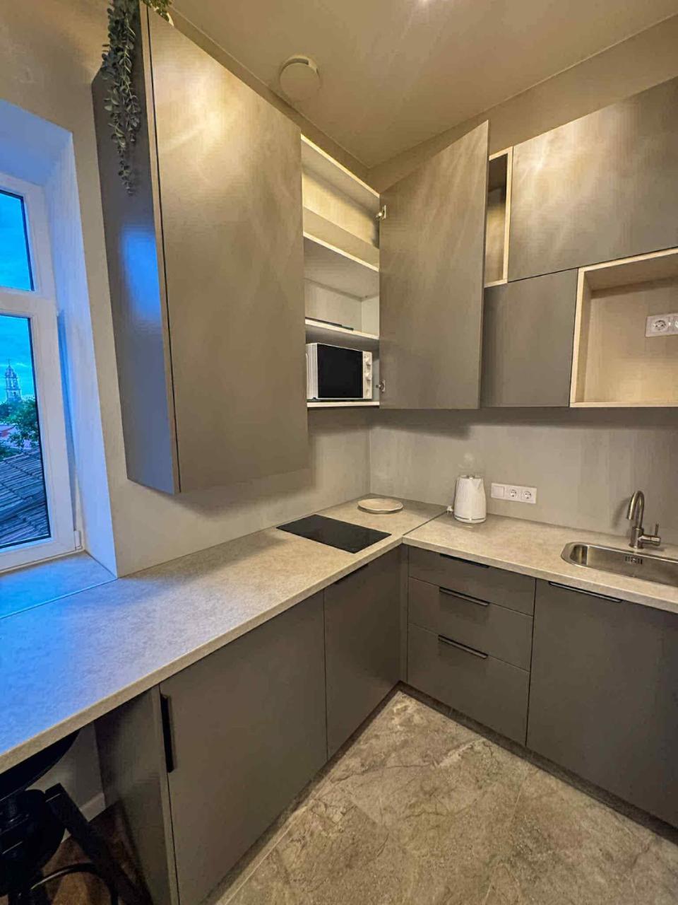 Jacuzzi Overlooking the Tower 2