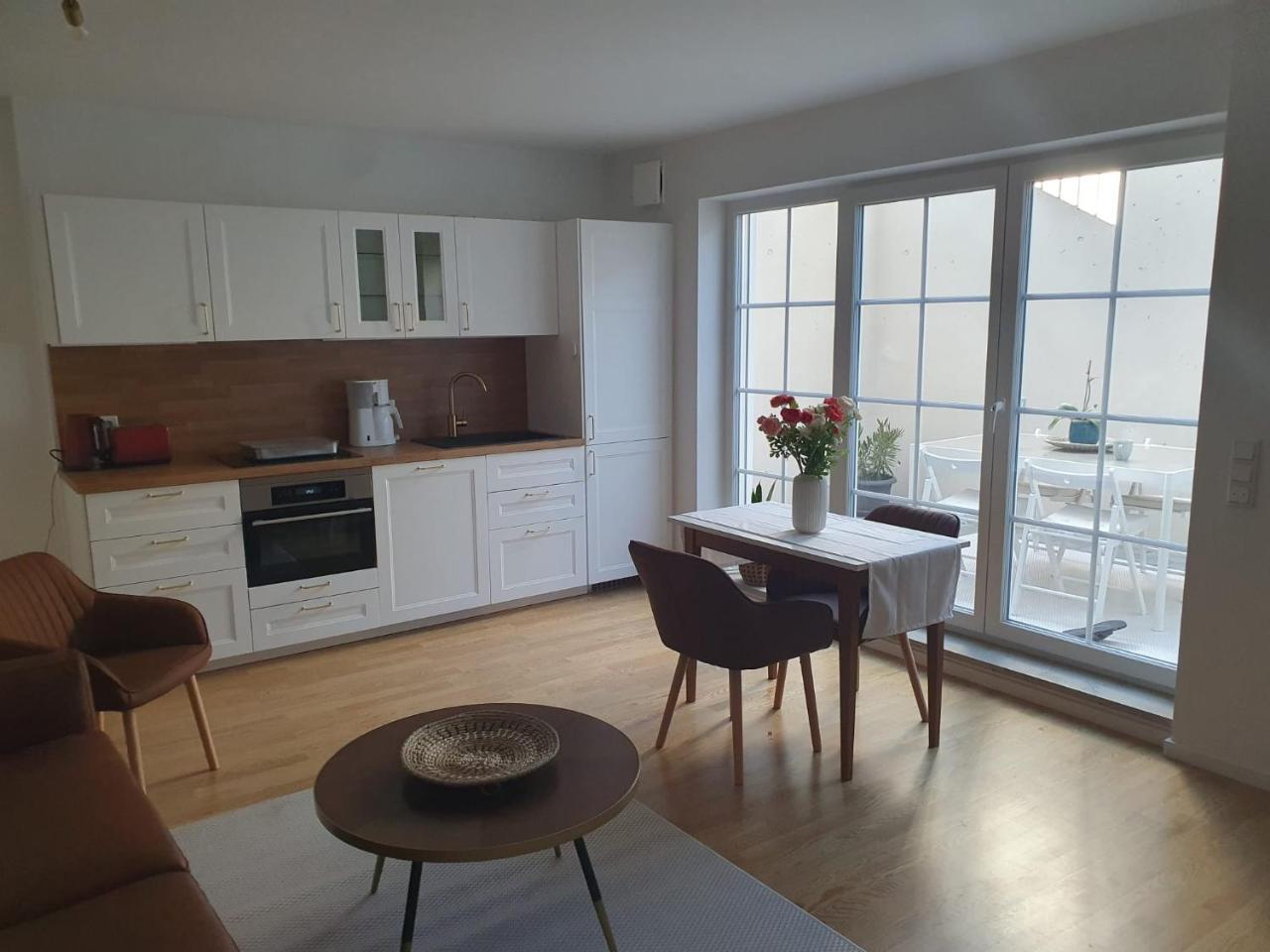 75m2 Lichtdurchflutete 3 Zimmer Souterrain Wohnung in Einem Neubau Villa