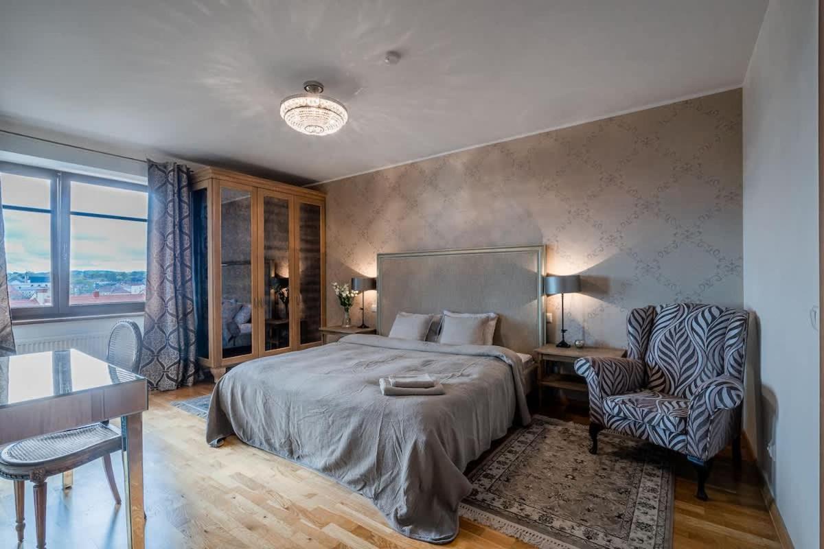 Domillion 2bdr Old Town Apt W Views Parking A127