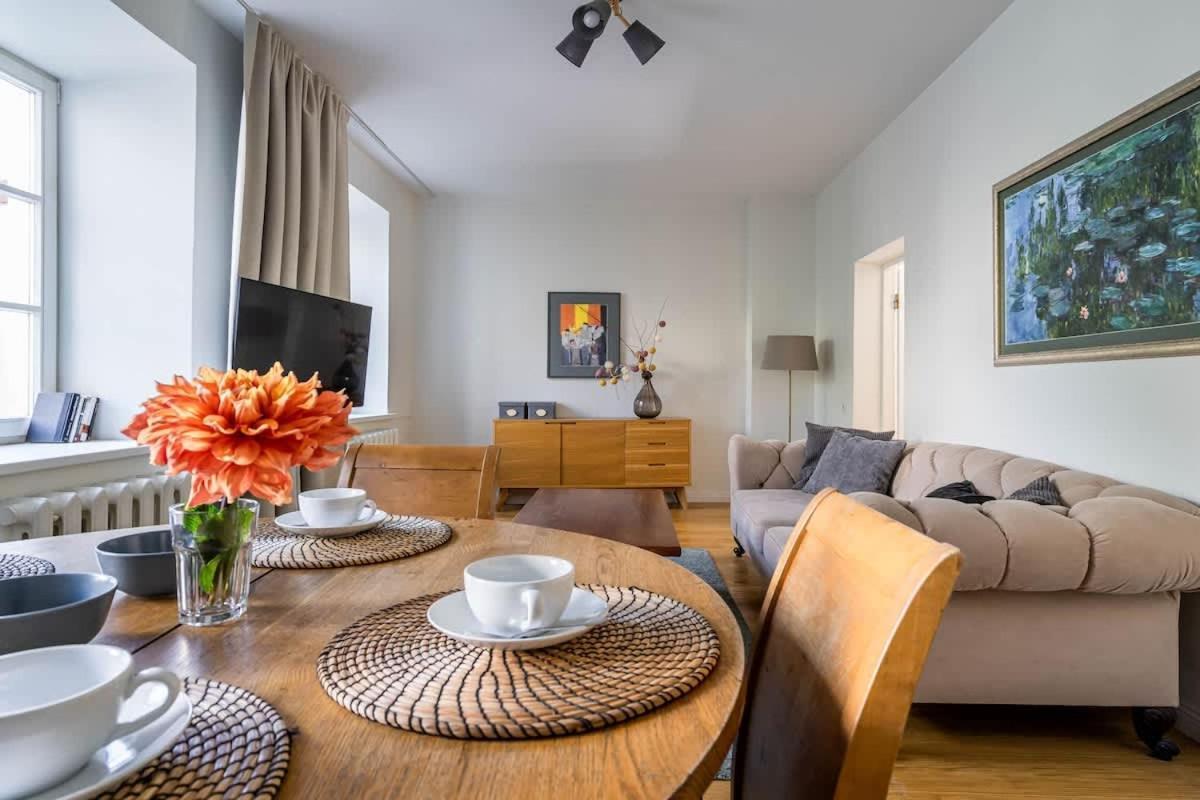 Domillion 2bdr Quiet & Light City Hall Apt D1117a 1